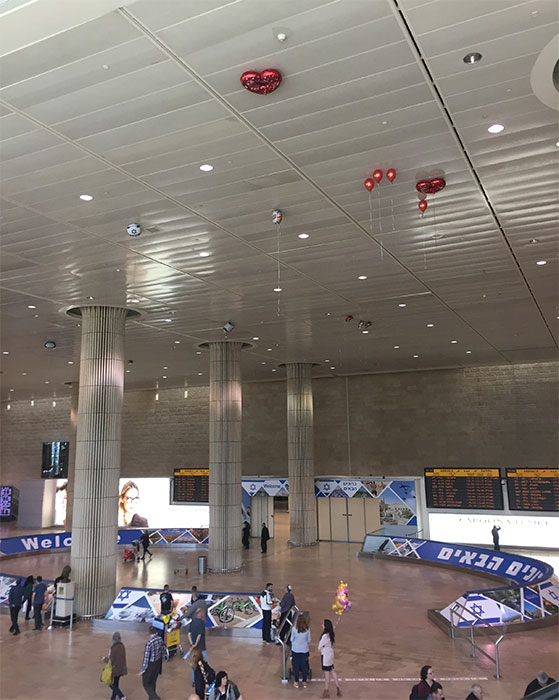 Balões de gás hélio no aeroporto de Tel Aviv
