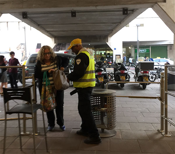 Segurança com detector de metal na entrada do shopping de Tel Aviv