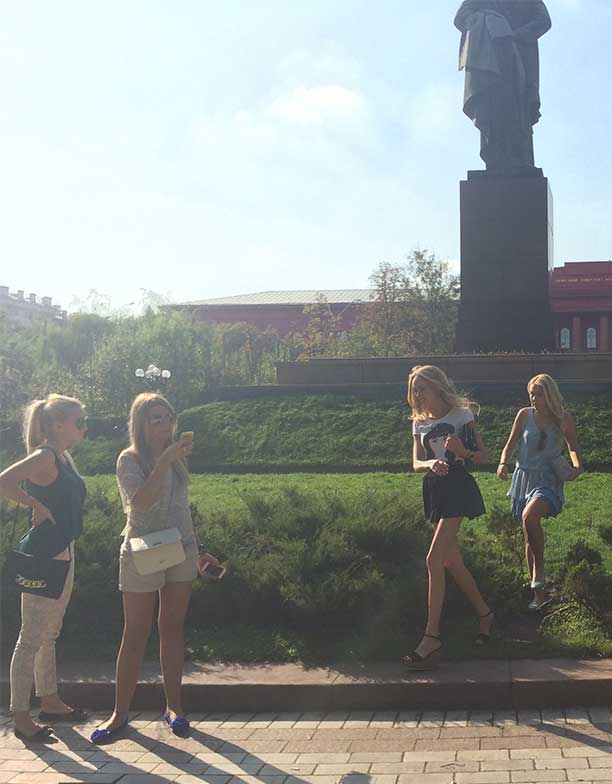 Grupo de mulheres passeando fazendo turismo em Kiev