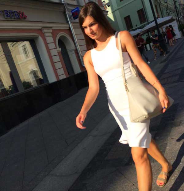 Mulher russa desfilando de vestido branco