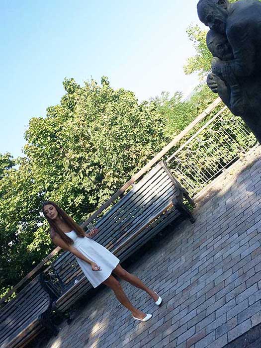 Princesinha linda ucraniana em um parque de Kiev