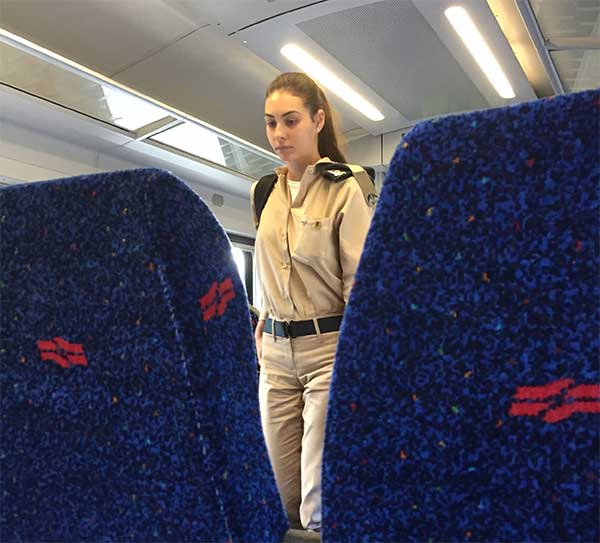 Soldada israelense me escoltando no trem pro aeroporto