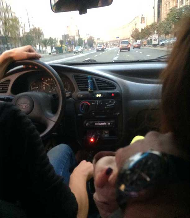 Taxi com uma bailarina em Kiev na Ucrania
