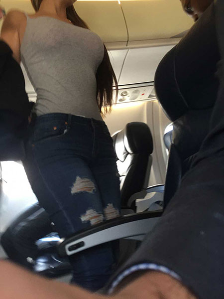 Colombiana gostosa no avião em Bogotá
