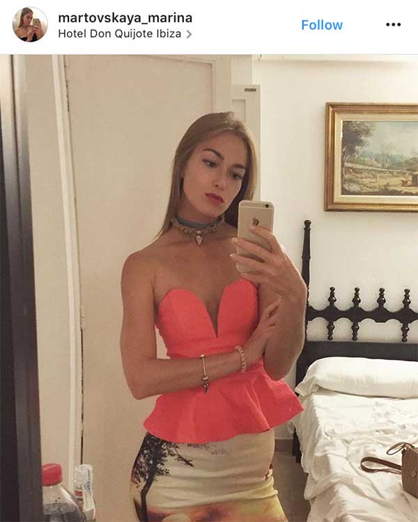 Russa tirando selfie no espelho do hotel Ibiza